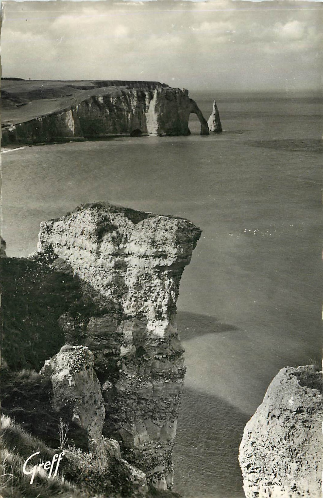CPA En Normandie Etretat Seine Maritime Rochers de la Falaise d'Amont au loin Falaise et Porte d'Ava