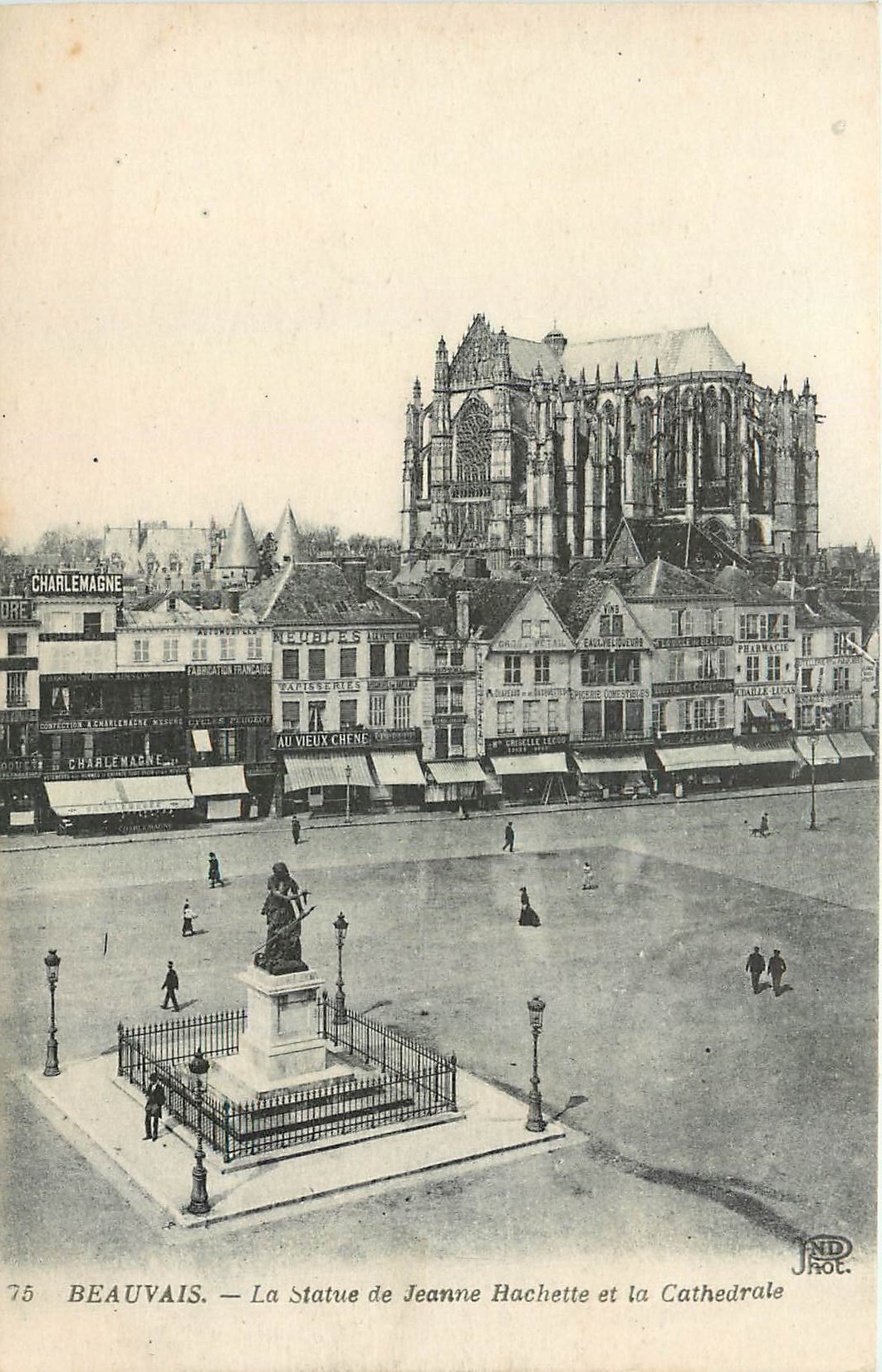 CPA Beauvais la Statue de jeanne Hachette et la Cathedrale 