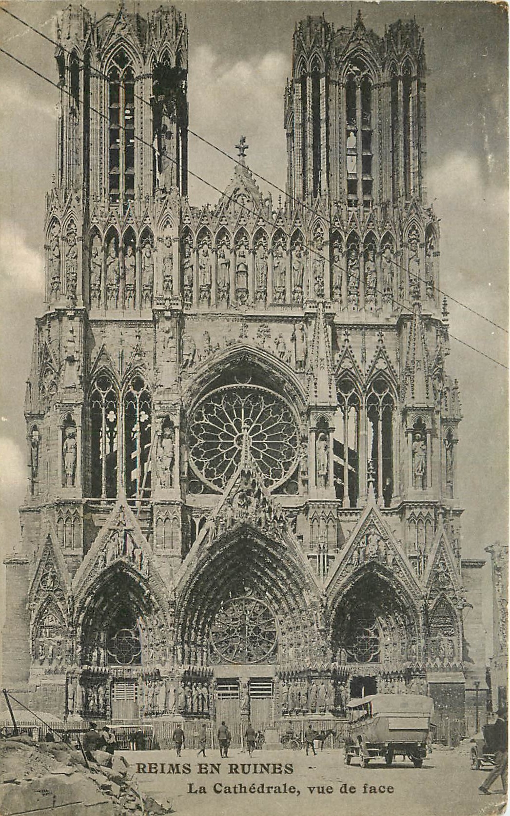 CPA Reims en ruines la Cathedrale vue de face 
