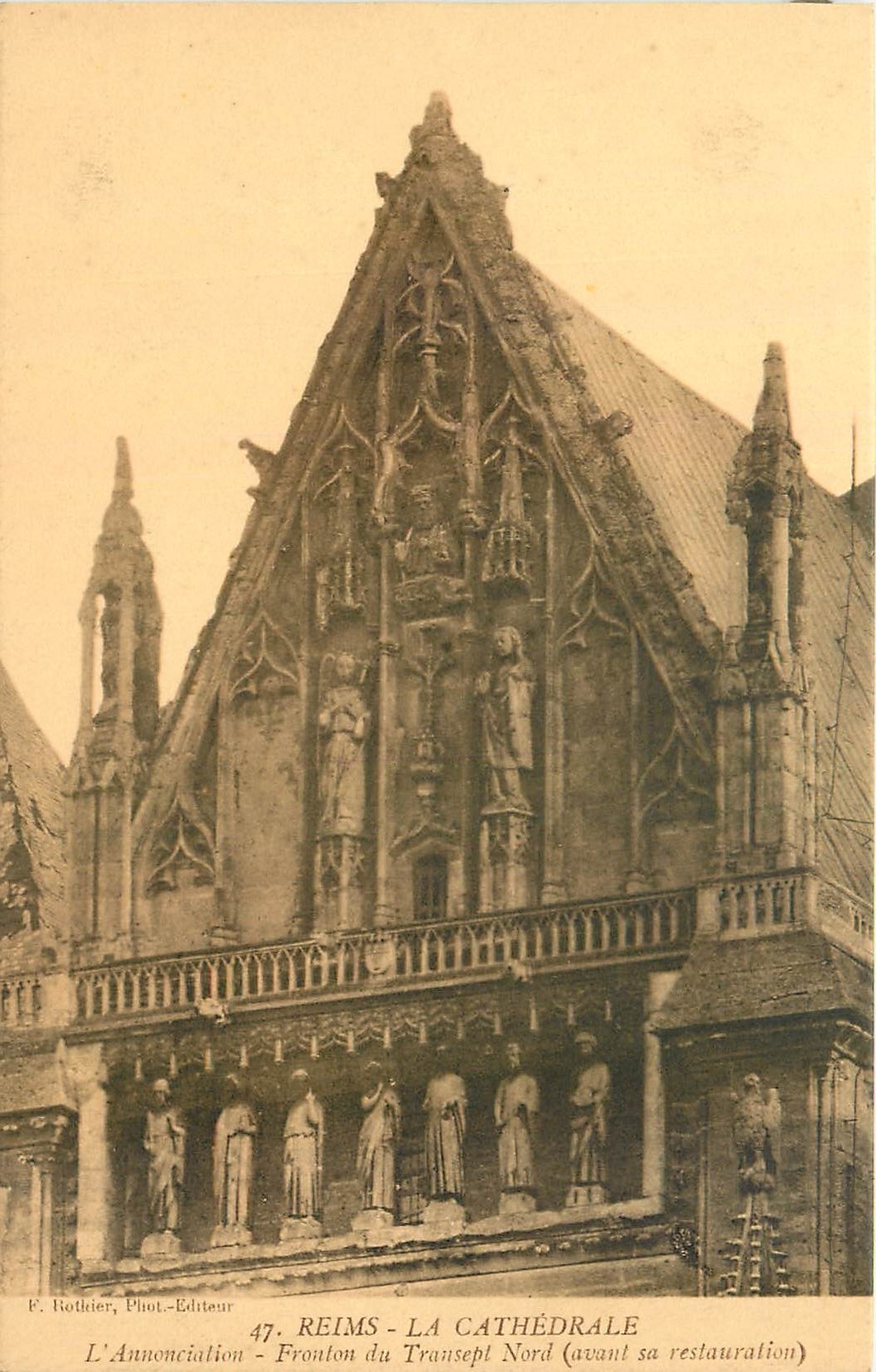 CPA Reims la Cathedrale l'Annonciation fronton du Transept Nord avant sa restauration