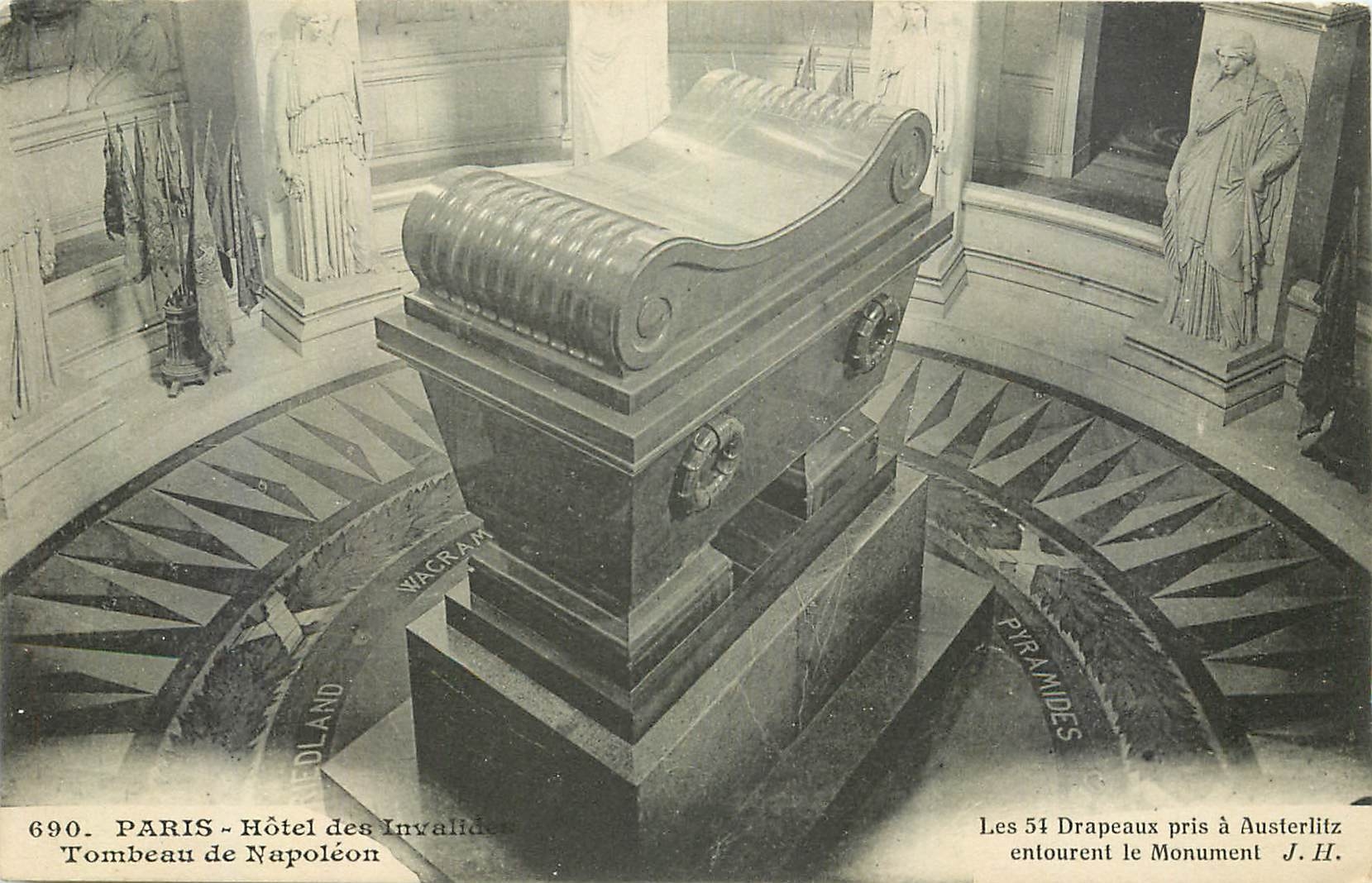 CPA Paris Hotel des Invalides Tombeau de Napoleon les 54 Drapeaux pris a Austerlitz entourent le Mon