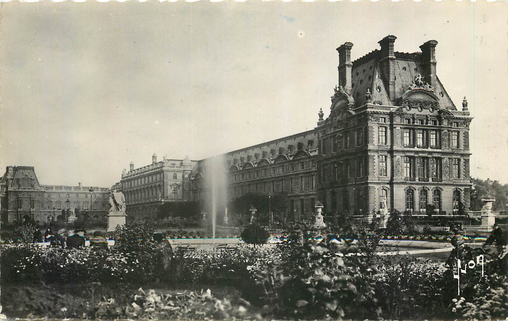CPA Paris en Flanant Palais du Louvre et Jardin des Tuileries Pavillon de Flore 