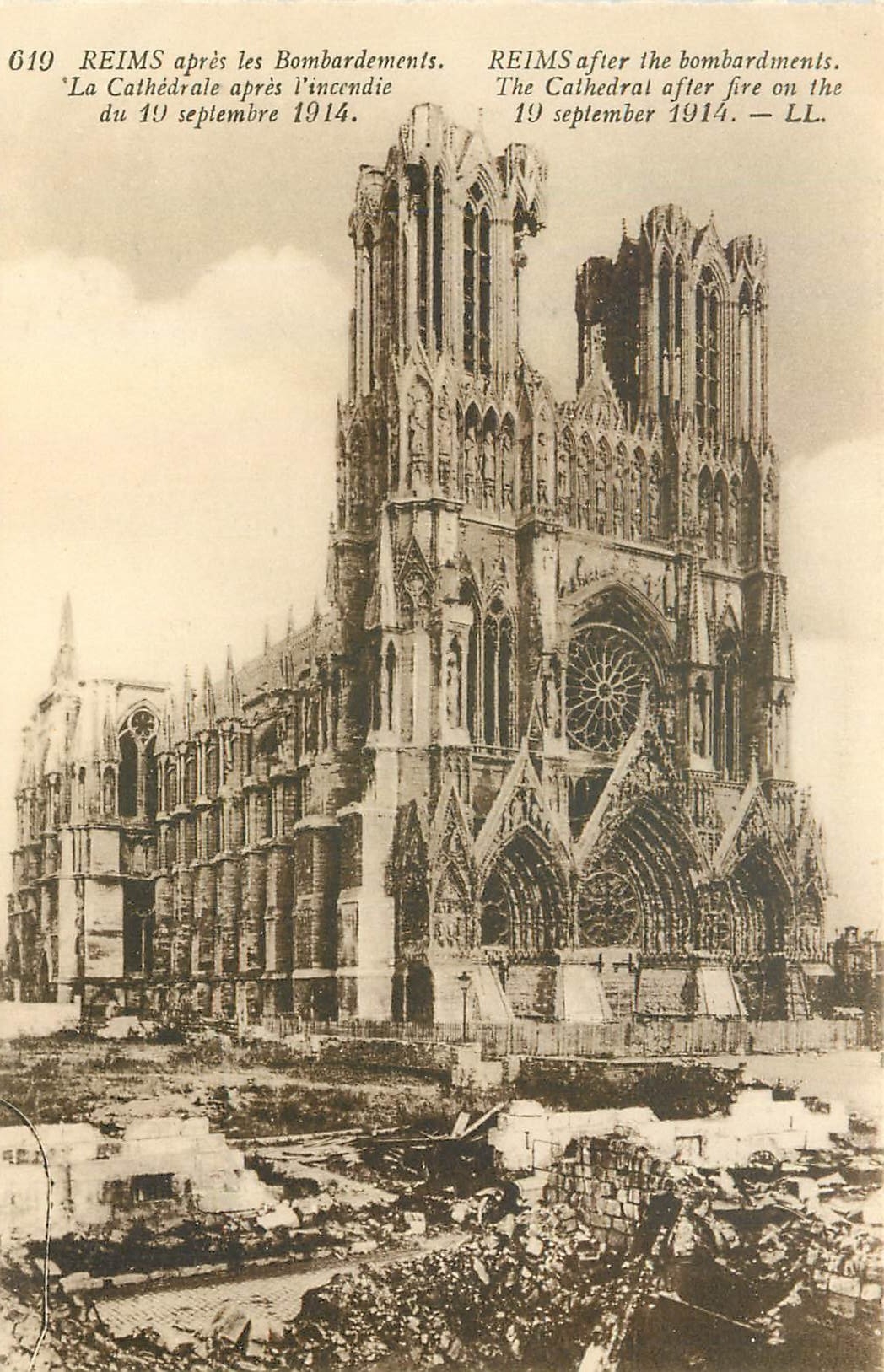 CPA Reims apres les Bombardements la Cathedrale apres l'Incendie du 19 septembre 1914 