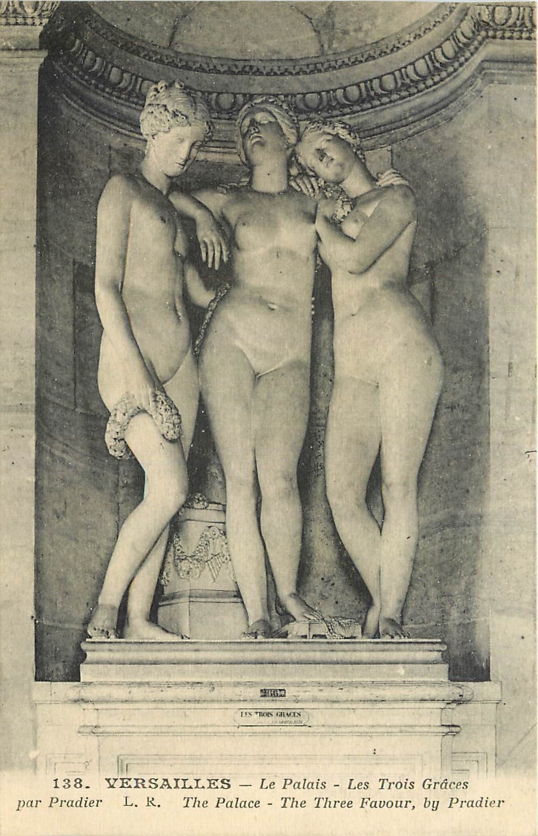 CPA Versailles le palais les trois graces par Pradier 
