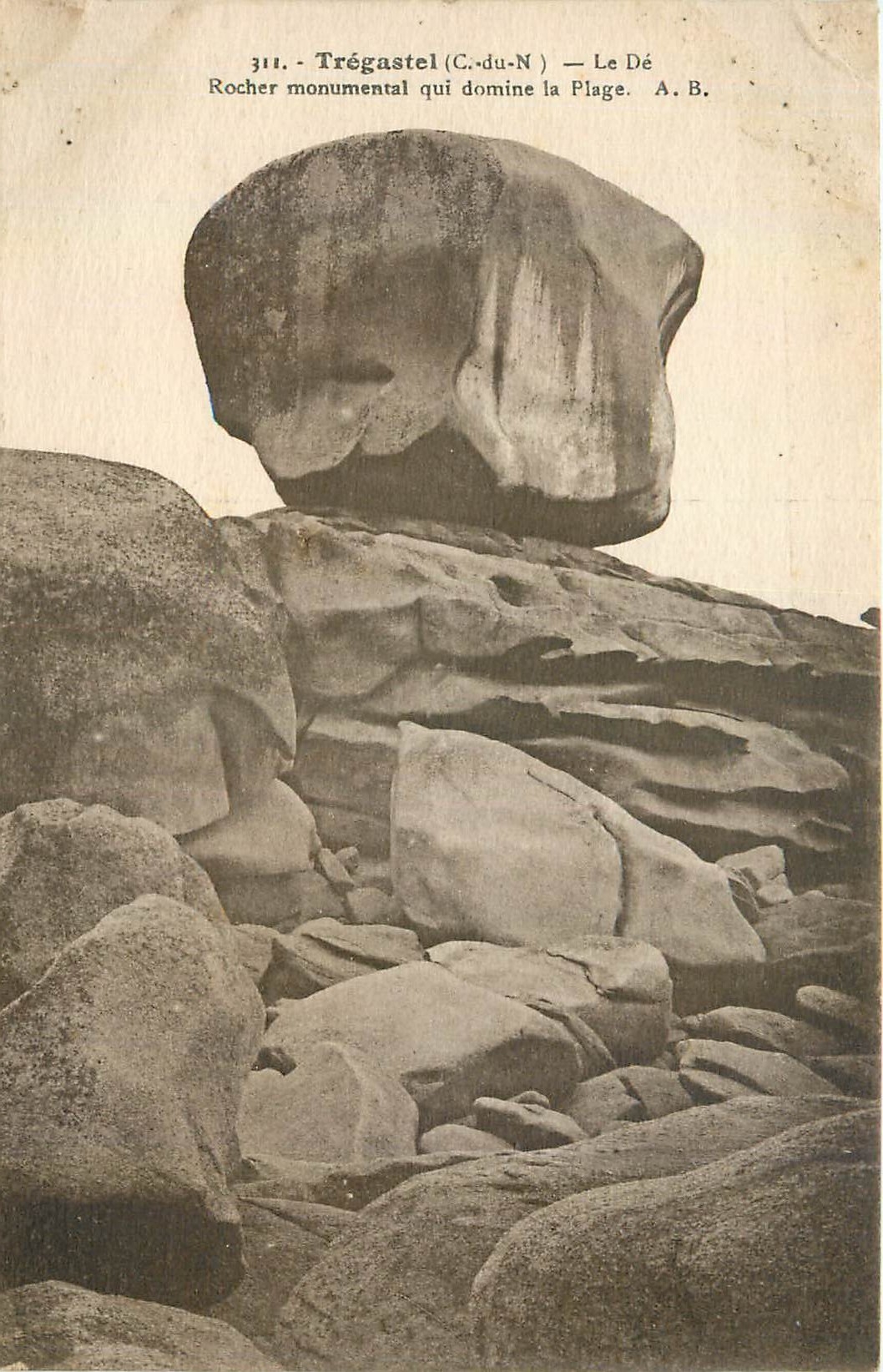 CPA Tregastel C du N Le de Rocher monuemtal qui domine la Plage