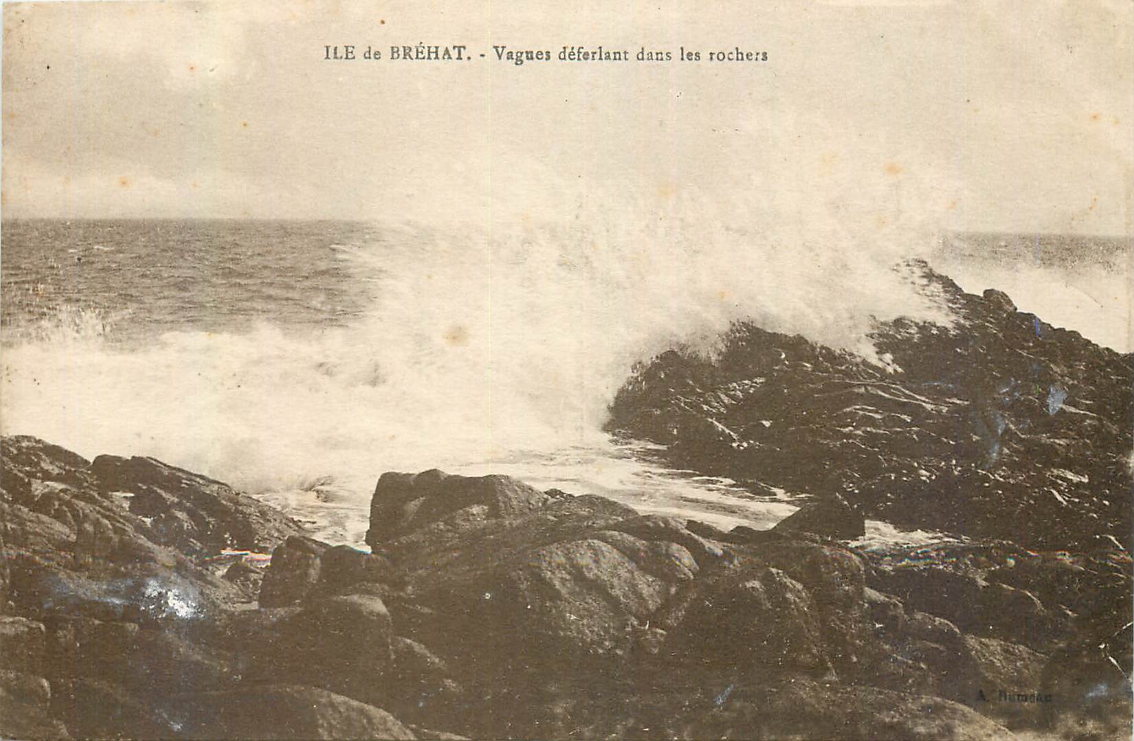 CPA Behat Vagues desferlant dams les rochers