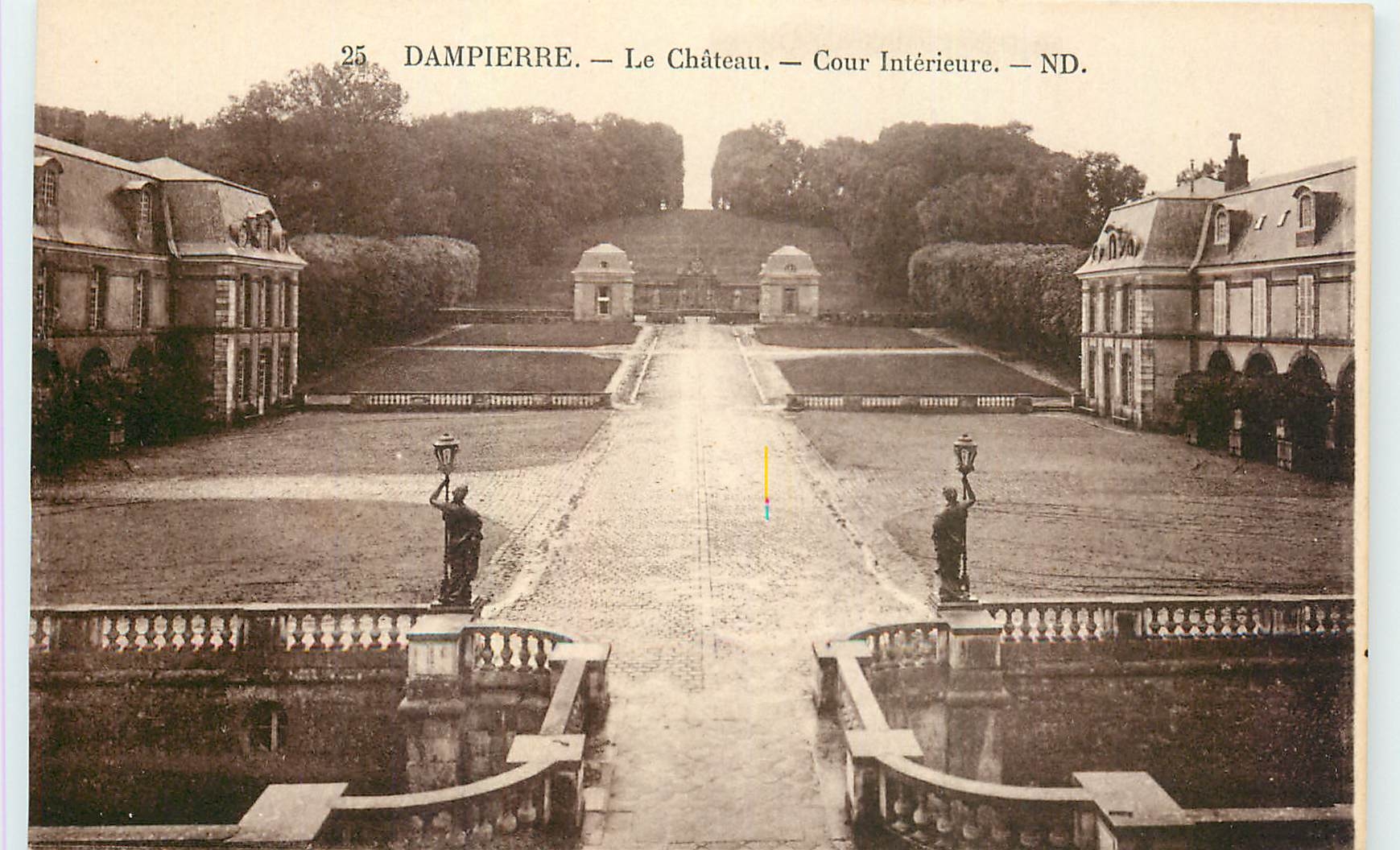 CPA Dampierre Le Chateau Cour Interieure