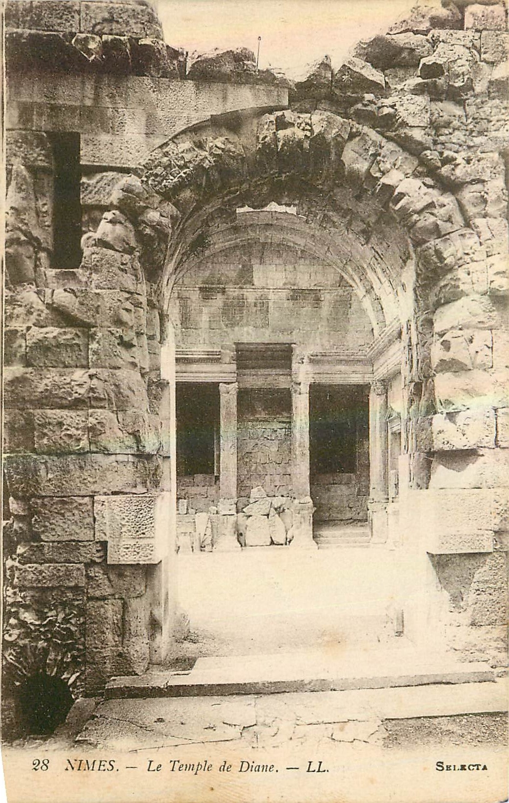 CPA Nimes Le Temple de Diane 