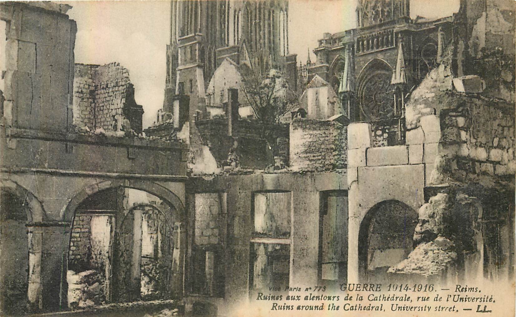 CPA Guerre 1914-1916 Reims Ruines aux alentours de la Cathedrale rue de l'Universite