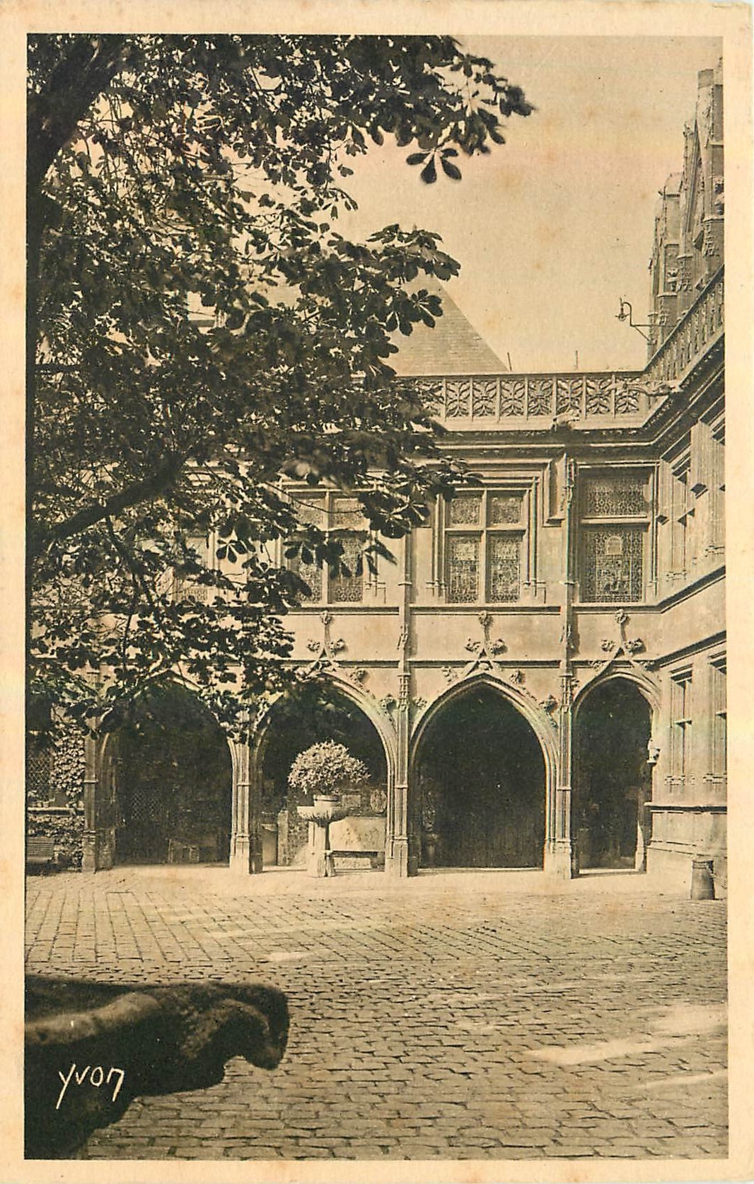 CPA Paris en Flanant Musee de Cluny Cour d'Honneur 