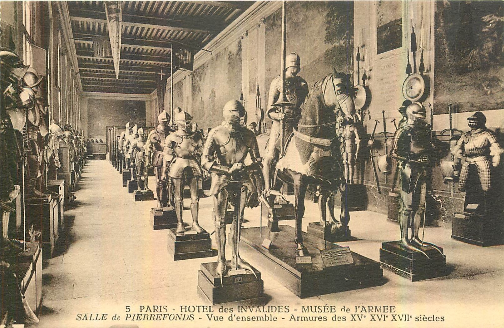 CPA Paris Hotel des Invalides Musee de l'Armee Salle de Pierrefonds vue d'ensemble armures des XV XV