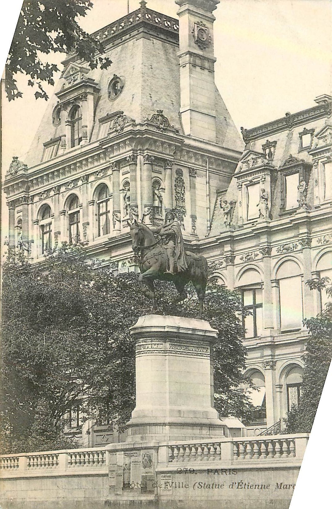 CPA Paris Hotel de Ville statue d'Etienne Marcel 