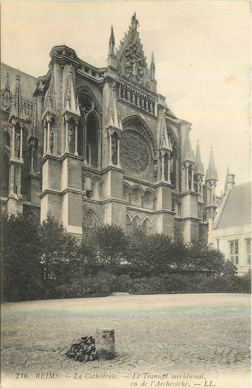 CPA Reims la Cathedrale le Transept meridional vu de l'Archeveche