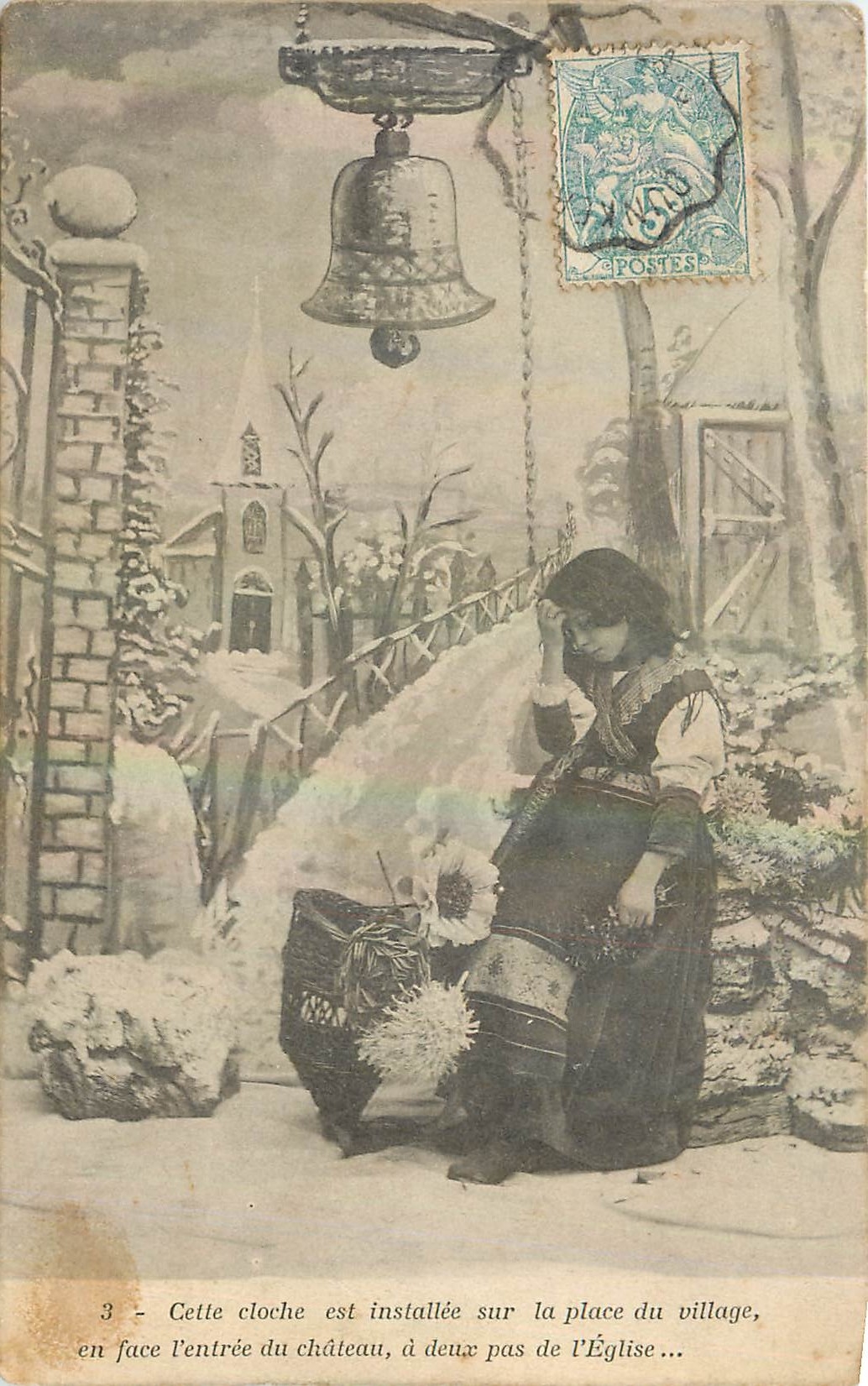 CPA Cette cloche est installe sur la place du village en face l'entre du chateau a deux pas de l'Egl