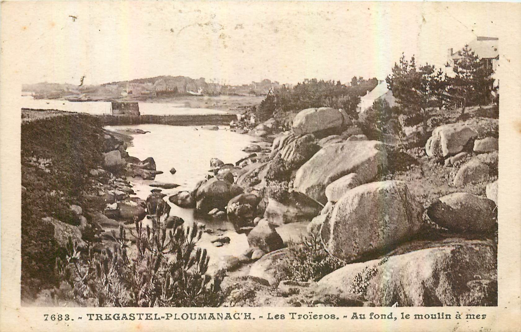 CPA Tregastel Ploumanach Les Troieros au fond le moulin a mer
