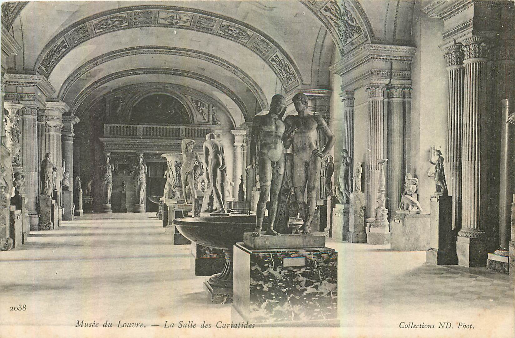 CPA Musee du Louvre La salle des Cariatides 