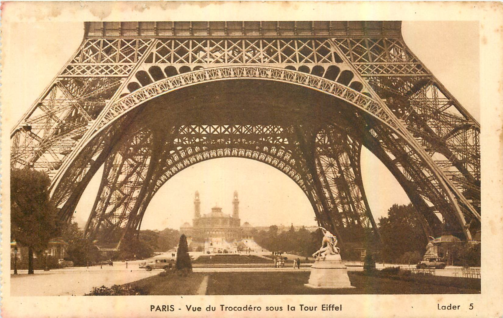 CPA Paris Vue du Trocadero sous la Tour Eiffel