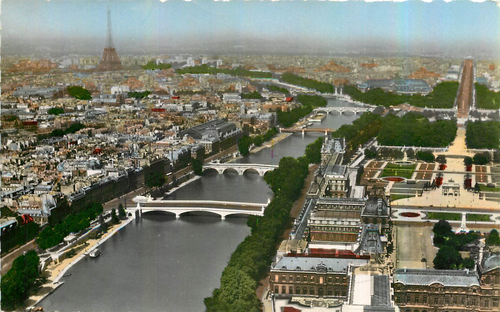 CPA En Avion sur Paris a gauche la Tour Eiffel a droite le Palais du Louvre la Place du Carrousel le