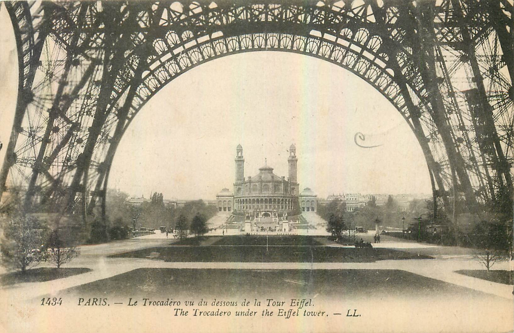 CPA Paris le Trocadero vu du dessous de la Tour Eiffel