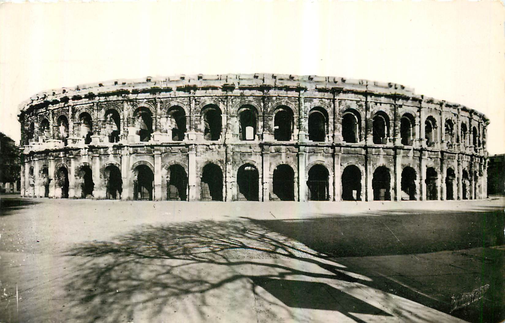CPA La Provence romaine nimes les Arenes Romaines