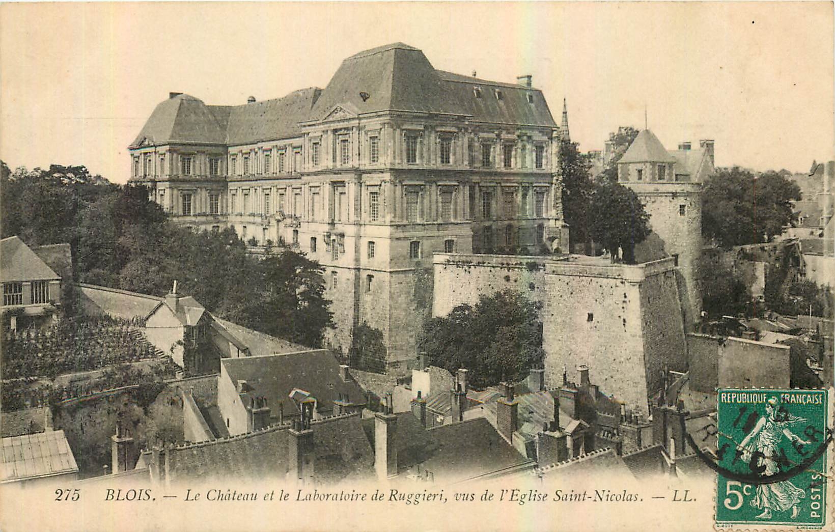 CPA Blois Le Chateau et le Laboratoire de Ruggieri vus de l'Eglise Saint Nicolas 