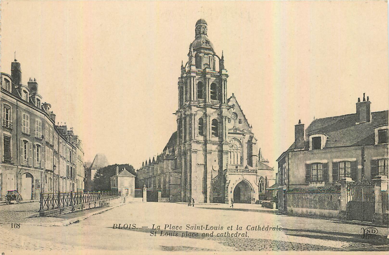 CPA Blois La Place Saint Louis et la Cathedrale 