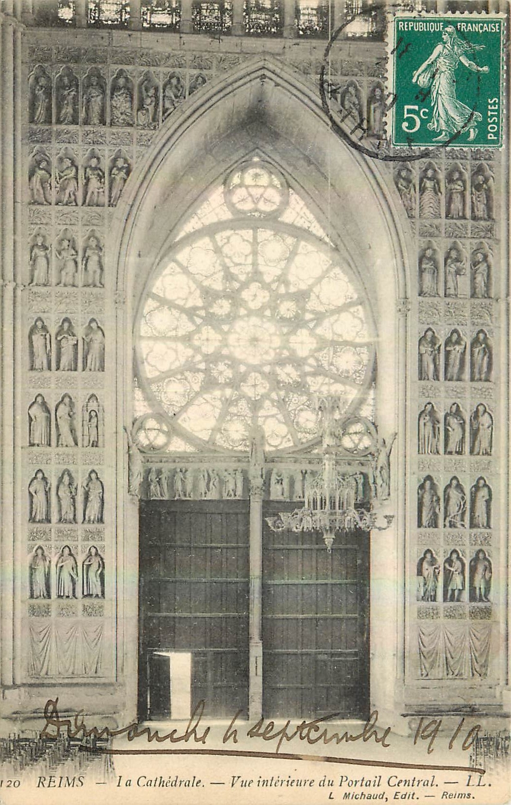 CPA Reims La Cathedrale Vue interieure du Portail central