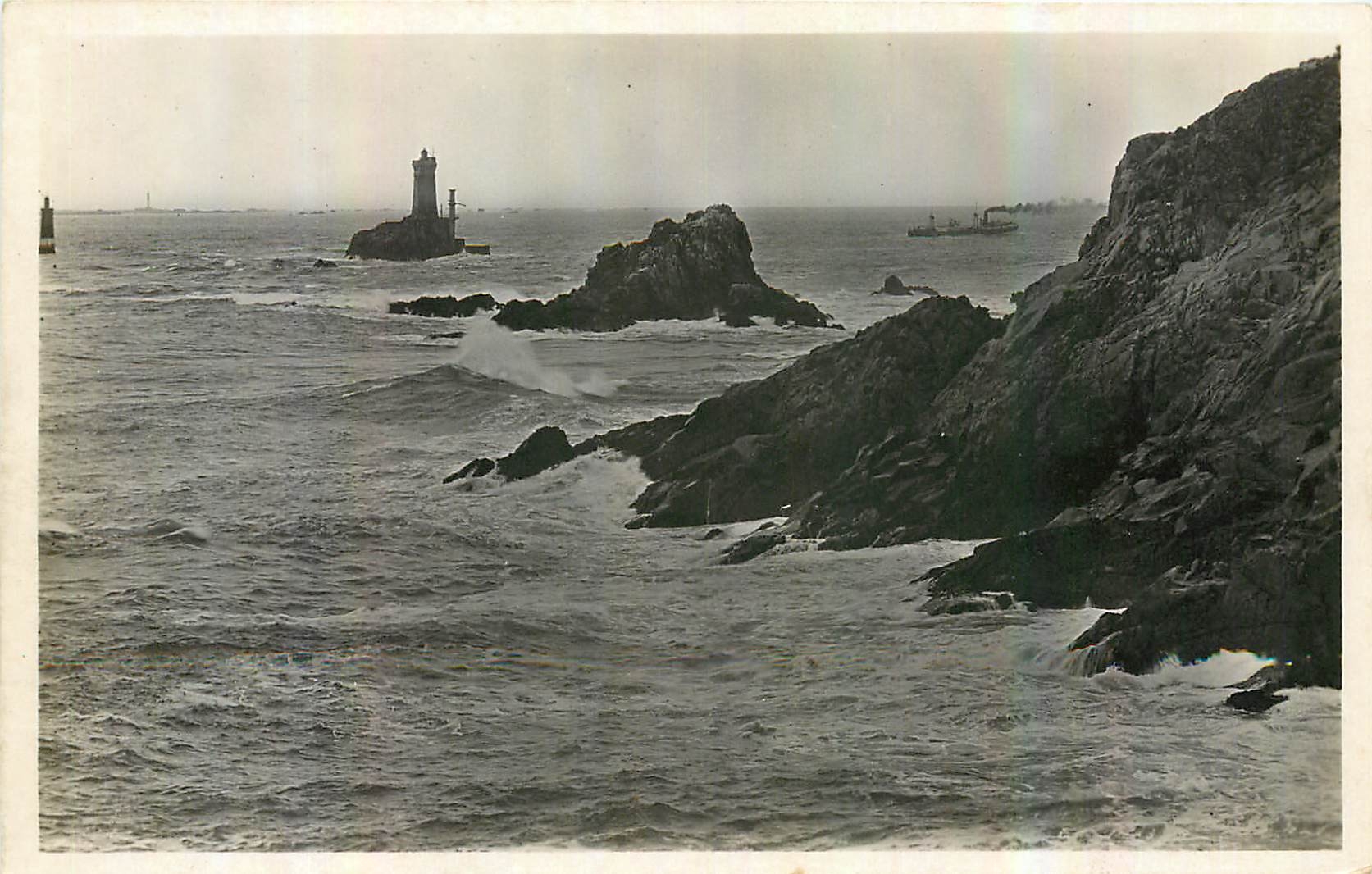CPA La Pointe du Raz et le Phare de la Vieille