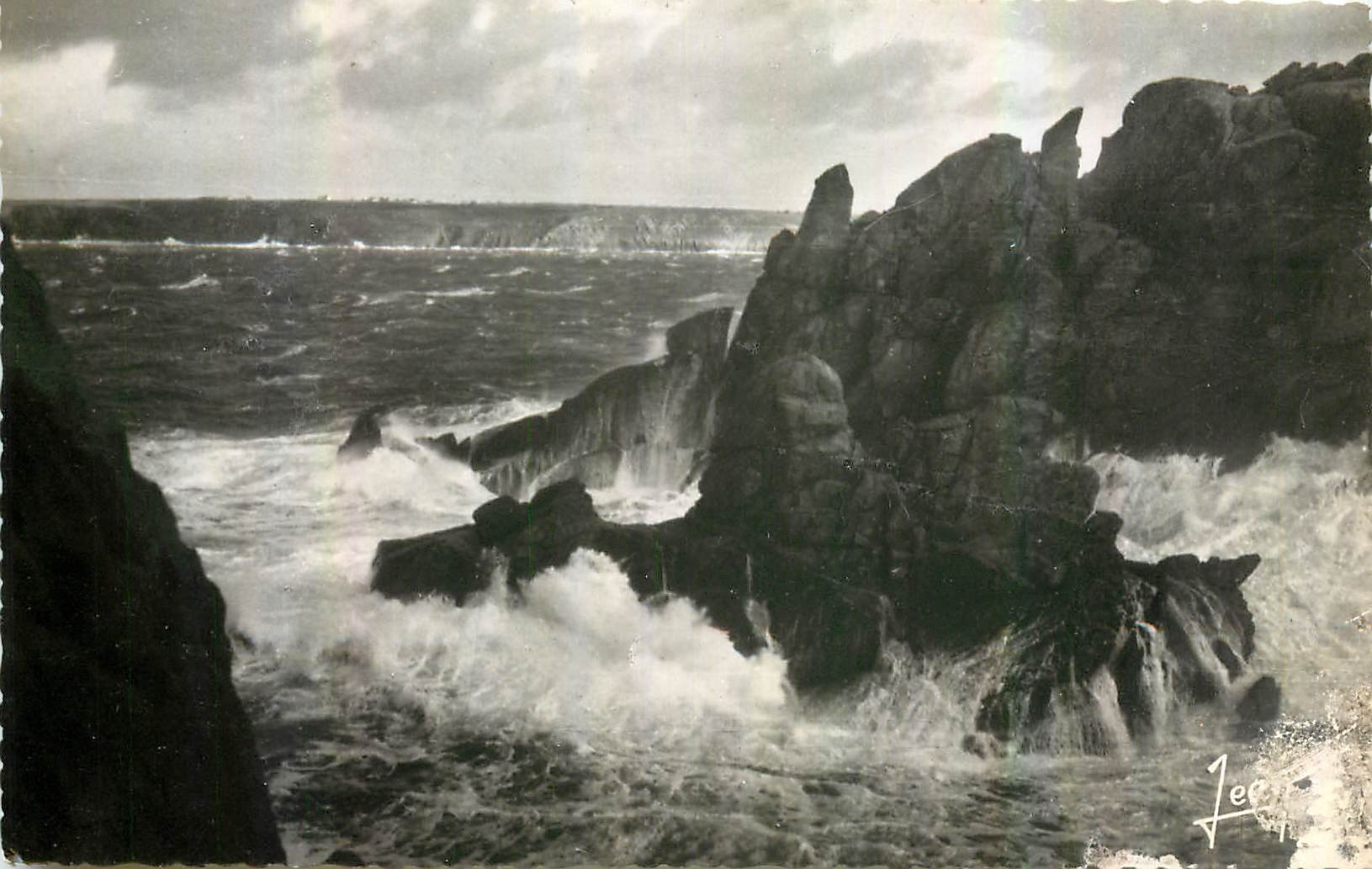 CPA La Bretagne La Pointe du Raz Finistere La Moine couche au fond de la Baie des Trepasses