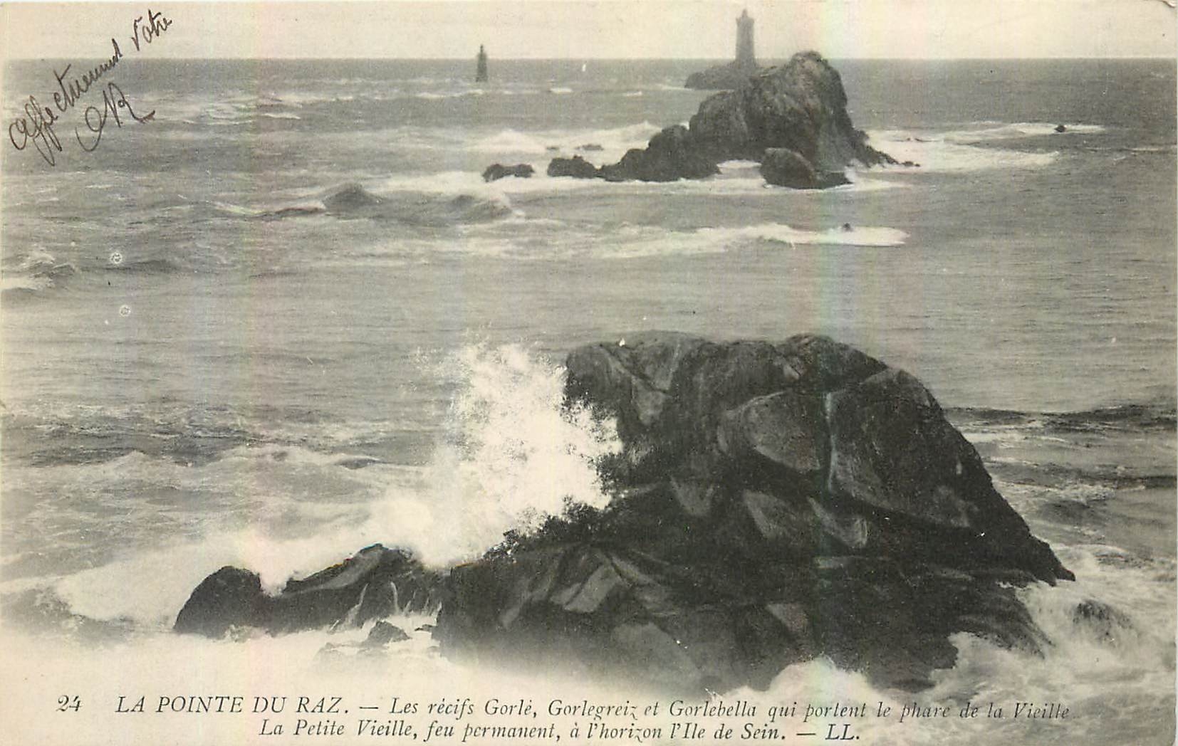CPA La Pointe du Raz les recifs Gorle Gorlegriz et Gorlebella qui portent le phare de la Vieille 