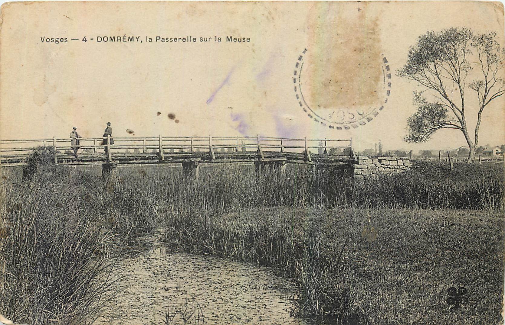 CPA Vosges Domremy La Passerelle sur la Meuse