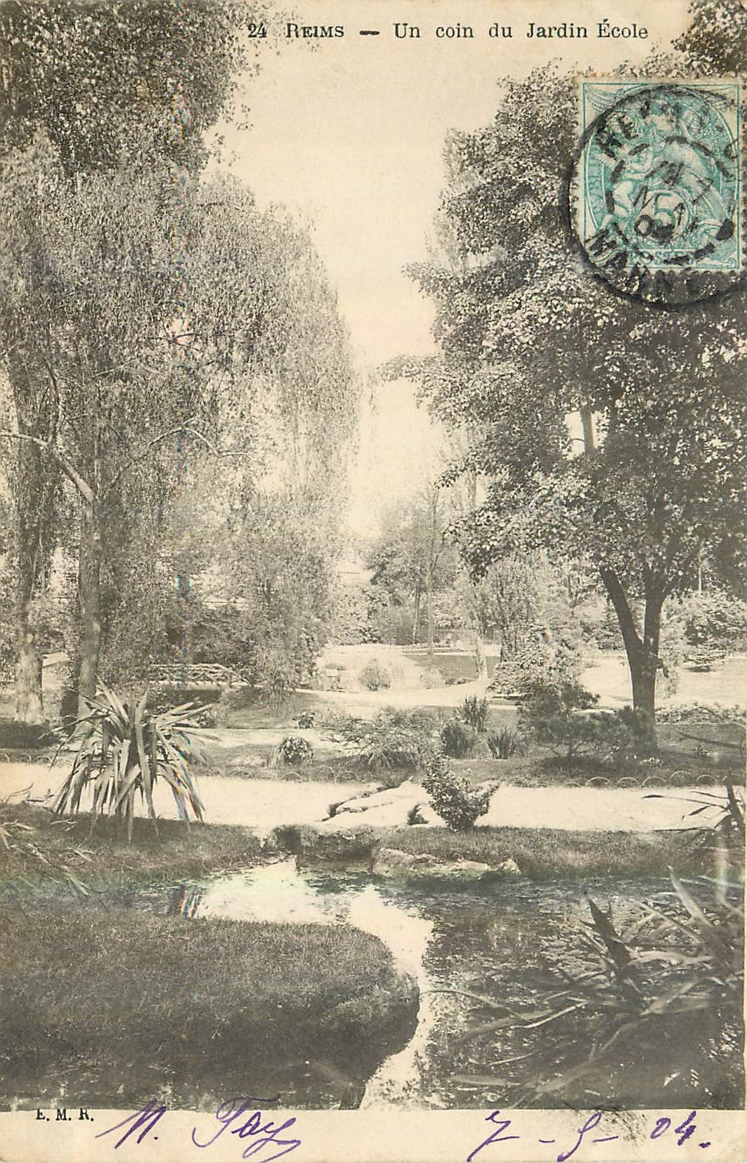 CPA Reims Un coin du Jardin Ecole 