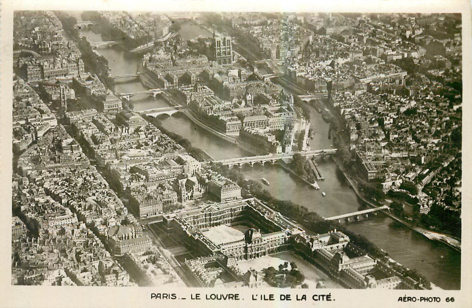 CPA Paris le Louvre L'Ile de la Cite 