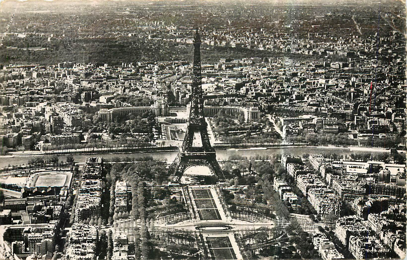 CPA Paris Vue aerienne La Tour Eiffel et le Palais de Chaillot
