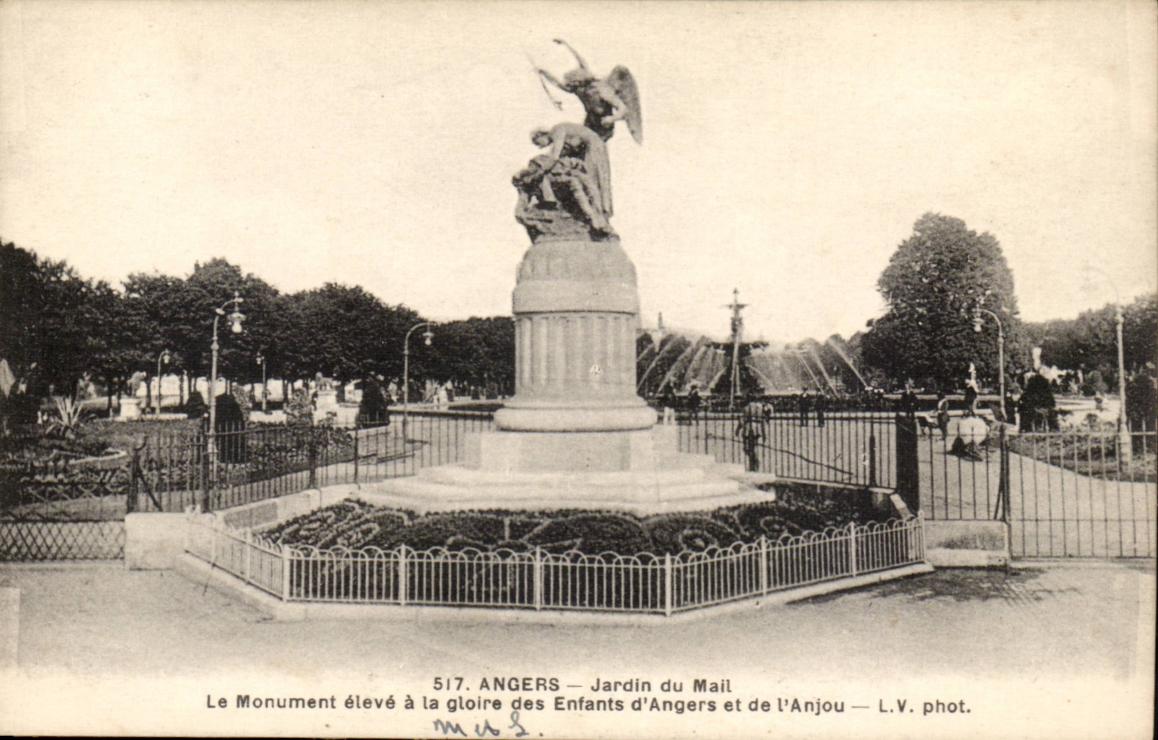 Angers CPA the garden of the Mall the monument raised with the glory of the children of Angers and Anjou