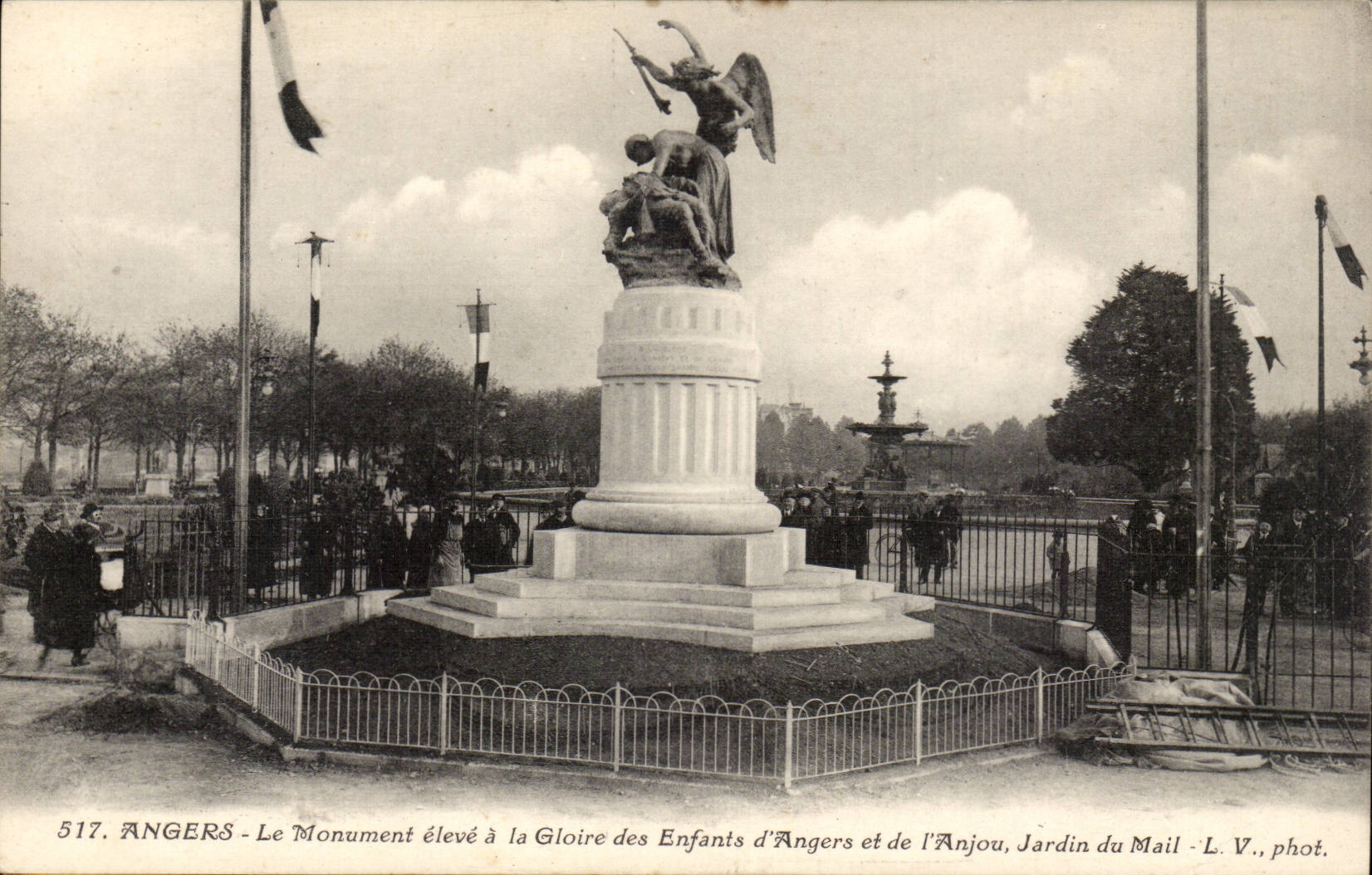 Angers CPA the garden of the Mall the monument raised with the glory of the children of Angers and Anjou Garden of the Mall