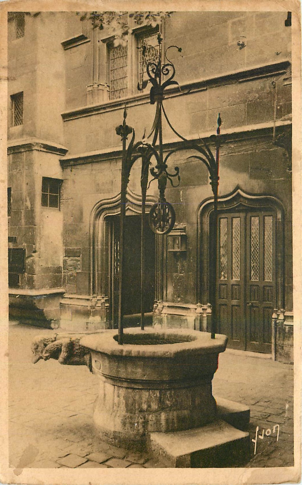 CPA Paris en Flanant Musee de Cluny le Vieux Puits XV S