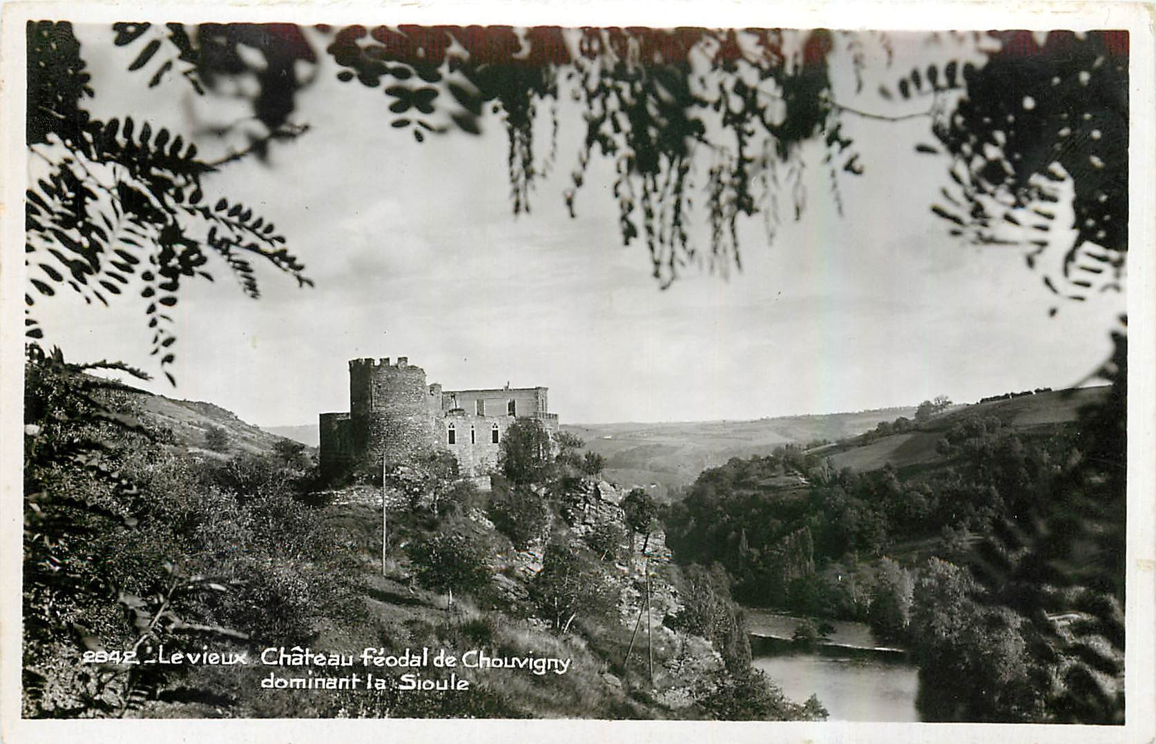 CPA Le Vieux Chateau feodal de Chouvigny dominant la Sioule 