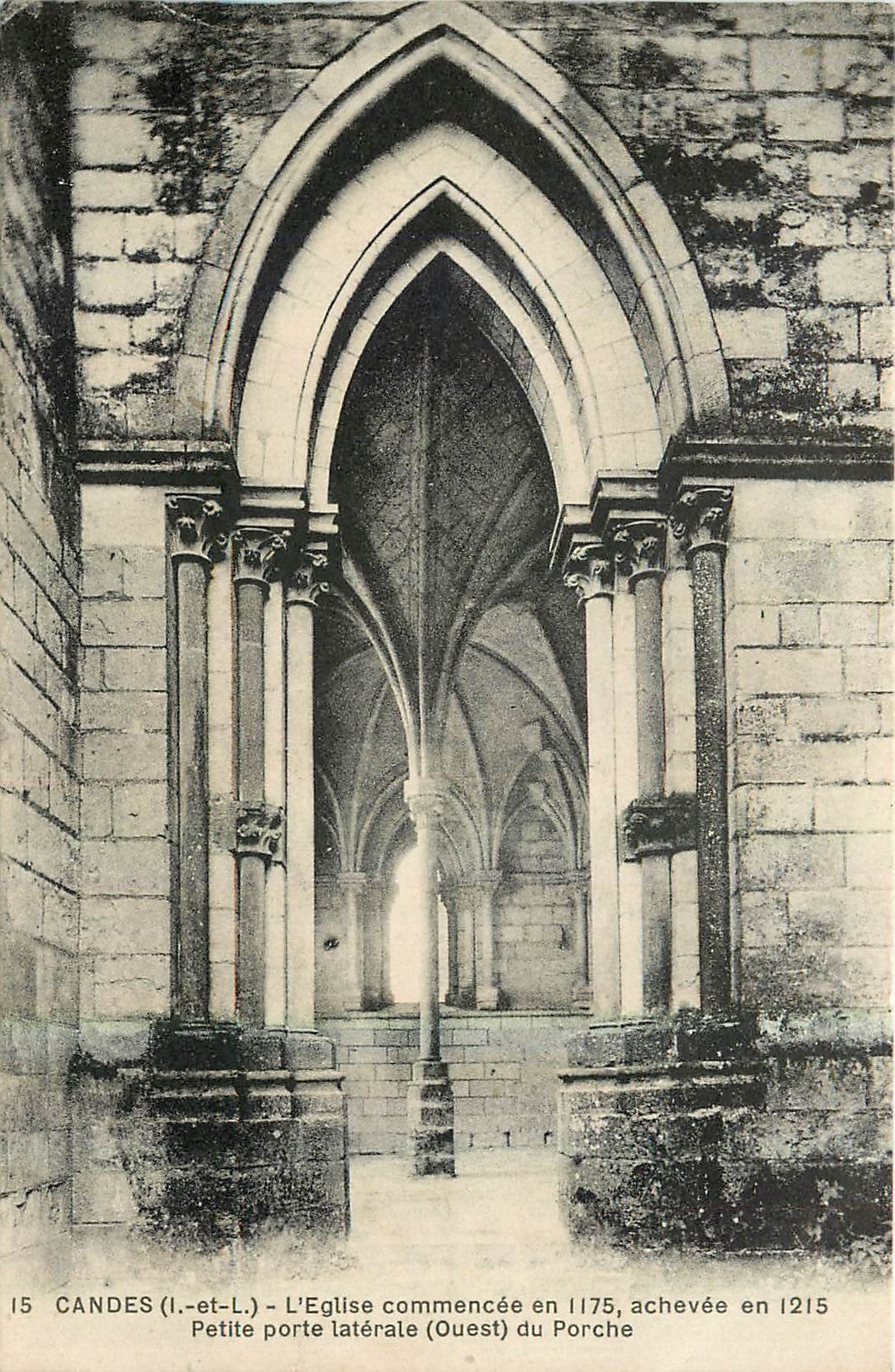 CPA Candes I et L L'Eglise Commencee en 1175 Petite Porte laterale Ouest du Porche 