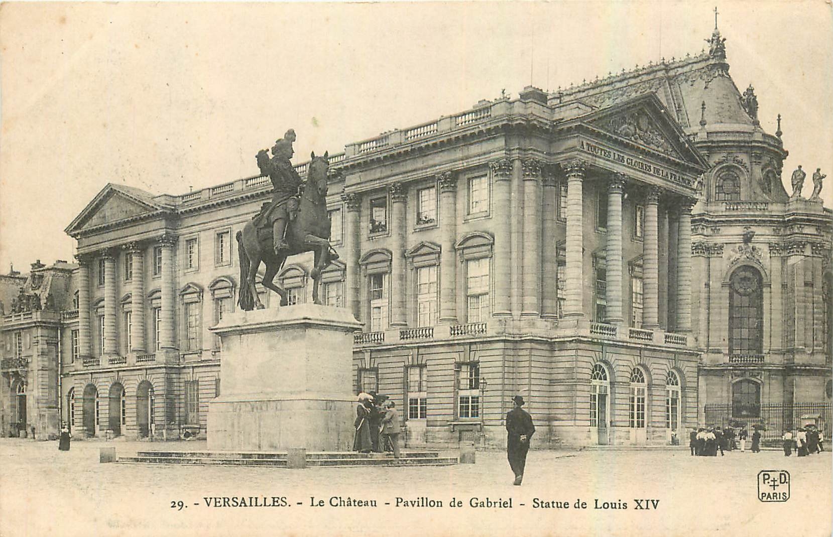 CPA Versailles Le Chateau Pavillon de Gabriel Statue de Louis XIV