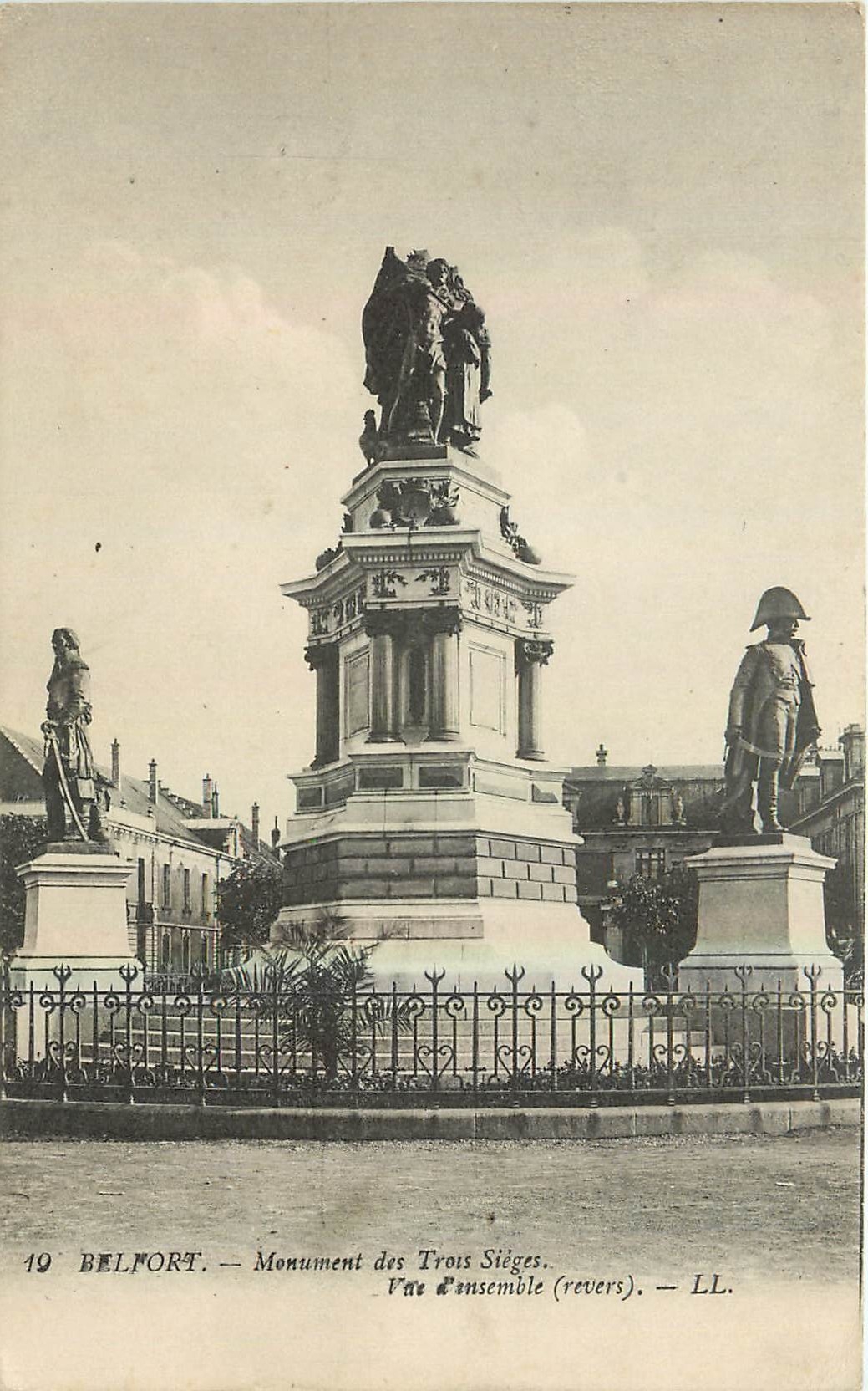 CPA Belfort Monument des Trois Sieges Vue d'ensemble