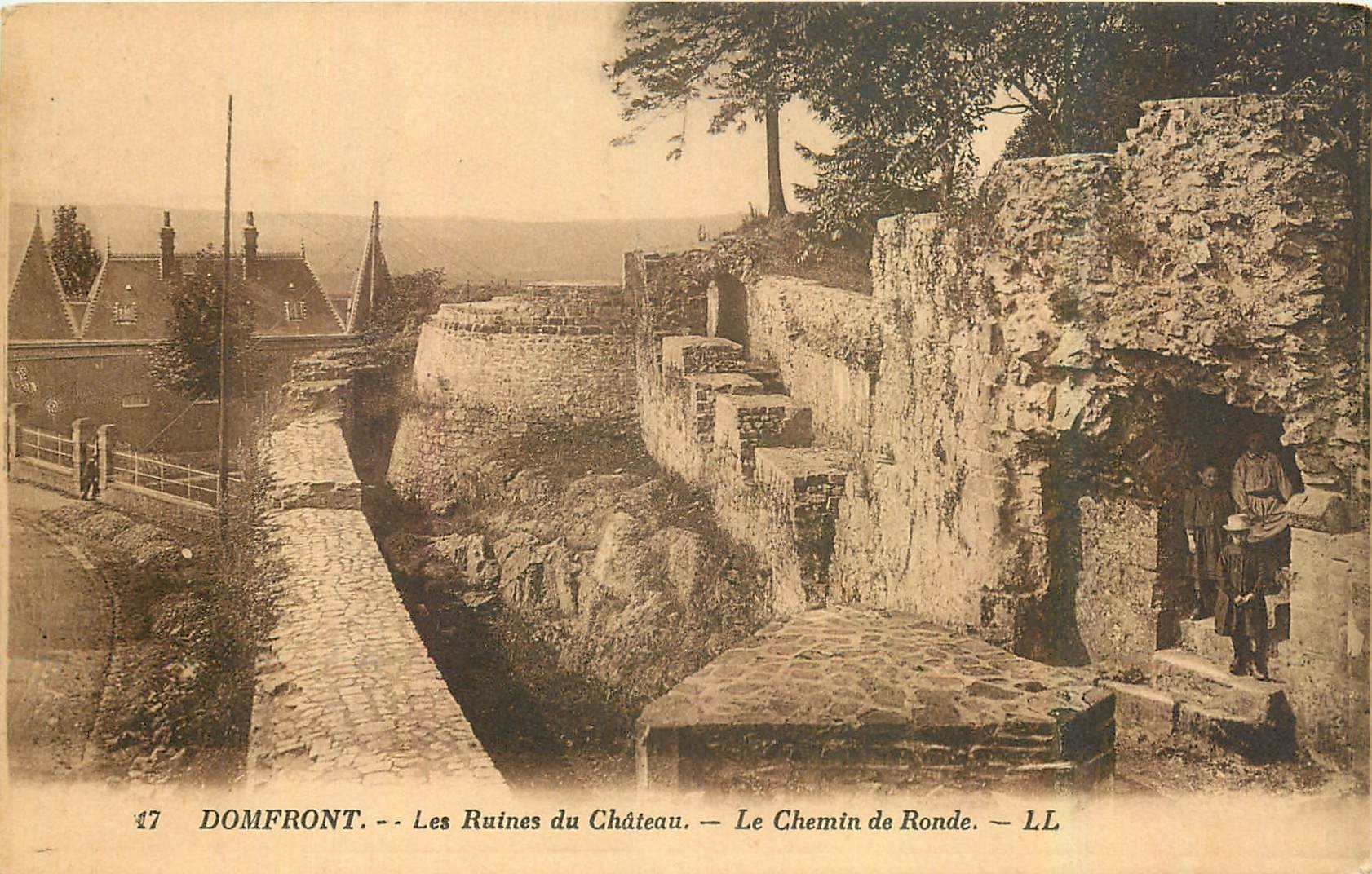 CPA Domfront les Ruines du Chateau le Chemin de Ronde