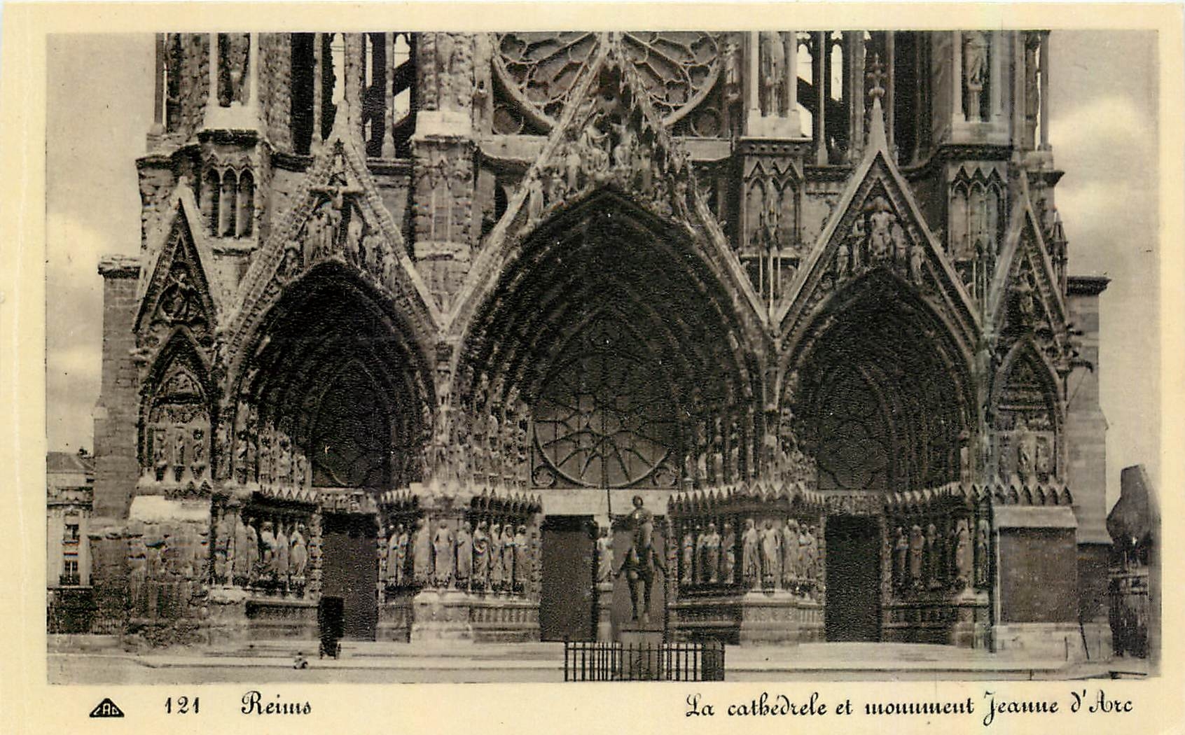 CPA Reims La Cathedrale et Monument Jeanne D'Arc