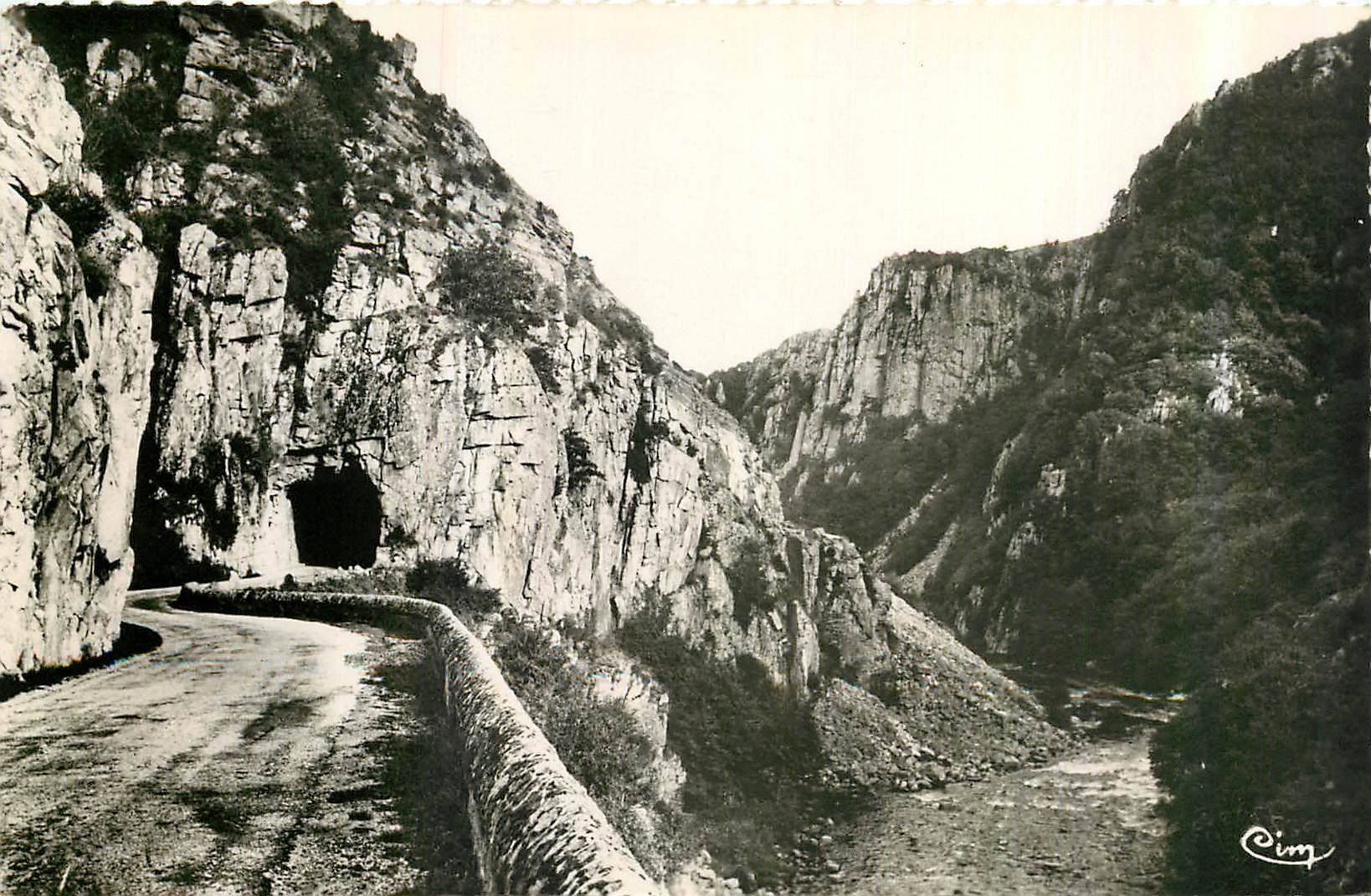 CPA Vallee de la Sioule Allier Entree du Tunnel en Amont 