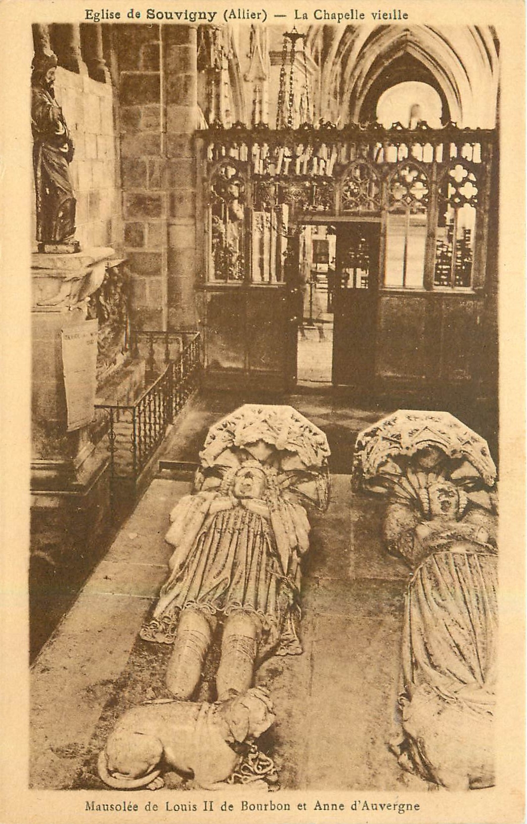 CPA Eglise de Souvigny Allier La Chapelle Vieille Mausolee de Louis II de Bourbon et Anne d'Auvergne