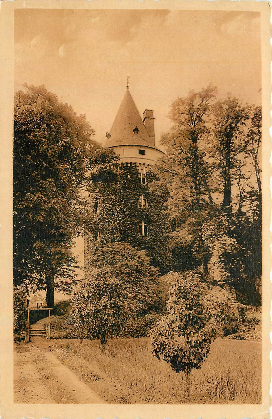 CPA Chateau de Verneuil sur indre I et L Le Donjon vu des Jardins