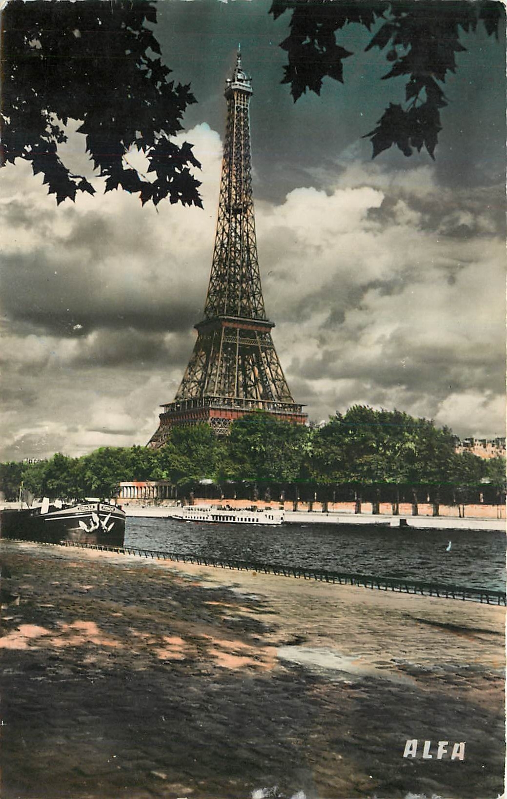 CPM Paris La Tour Eiffel C'est la Viaie de la capitale