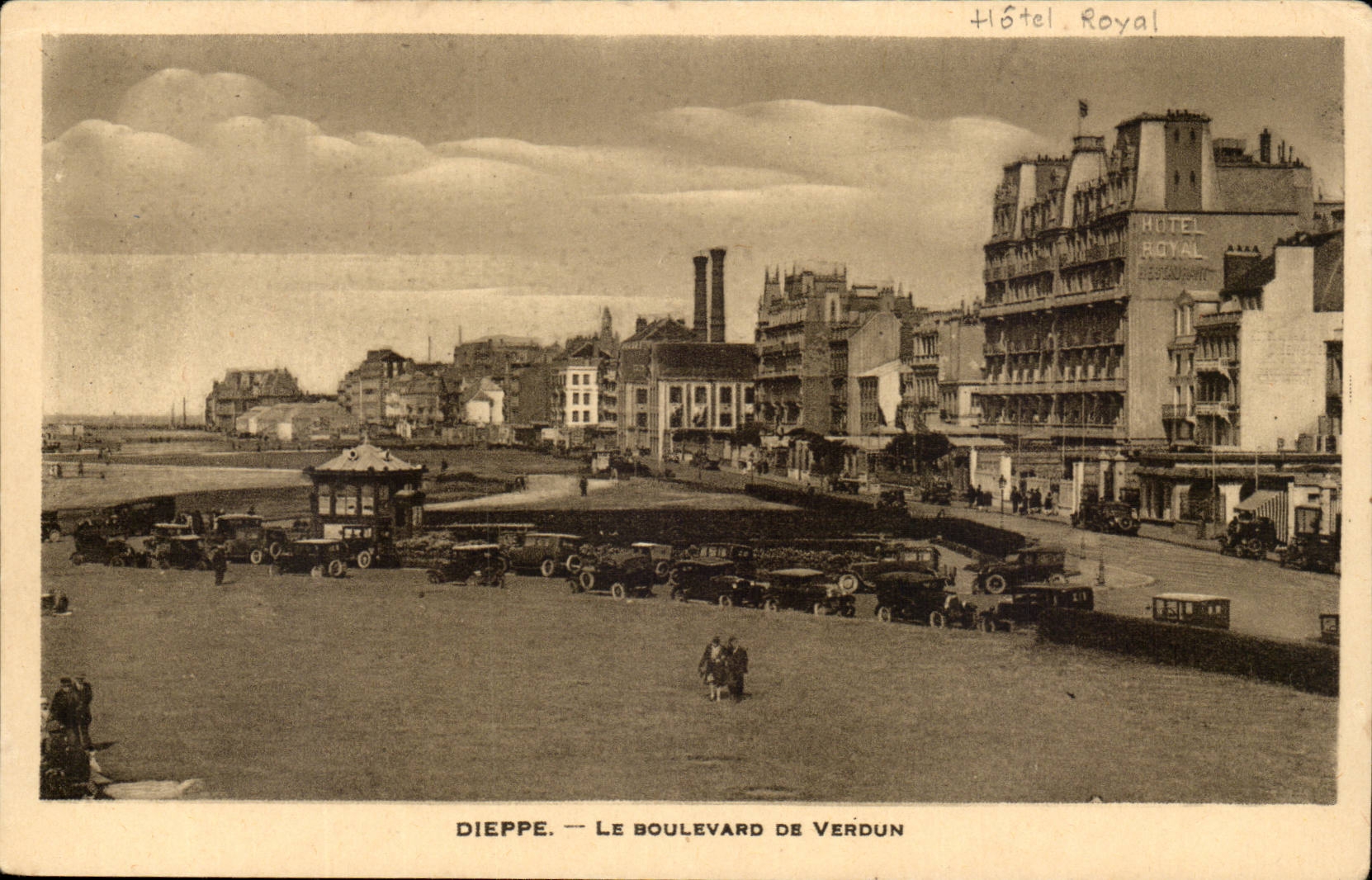 Dieppe CPA die Prachtstrasse von Verdun (Autos)