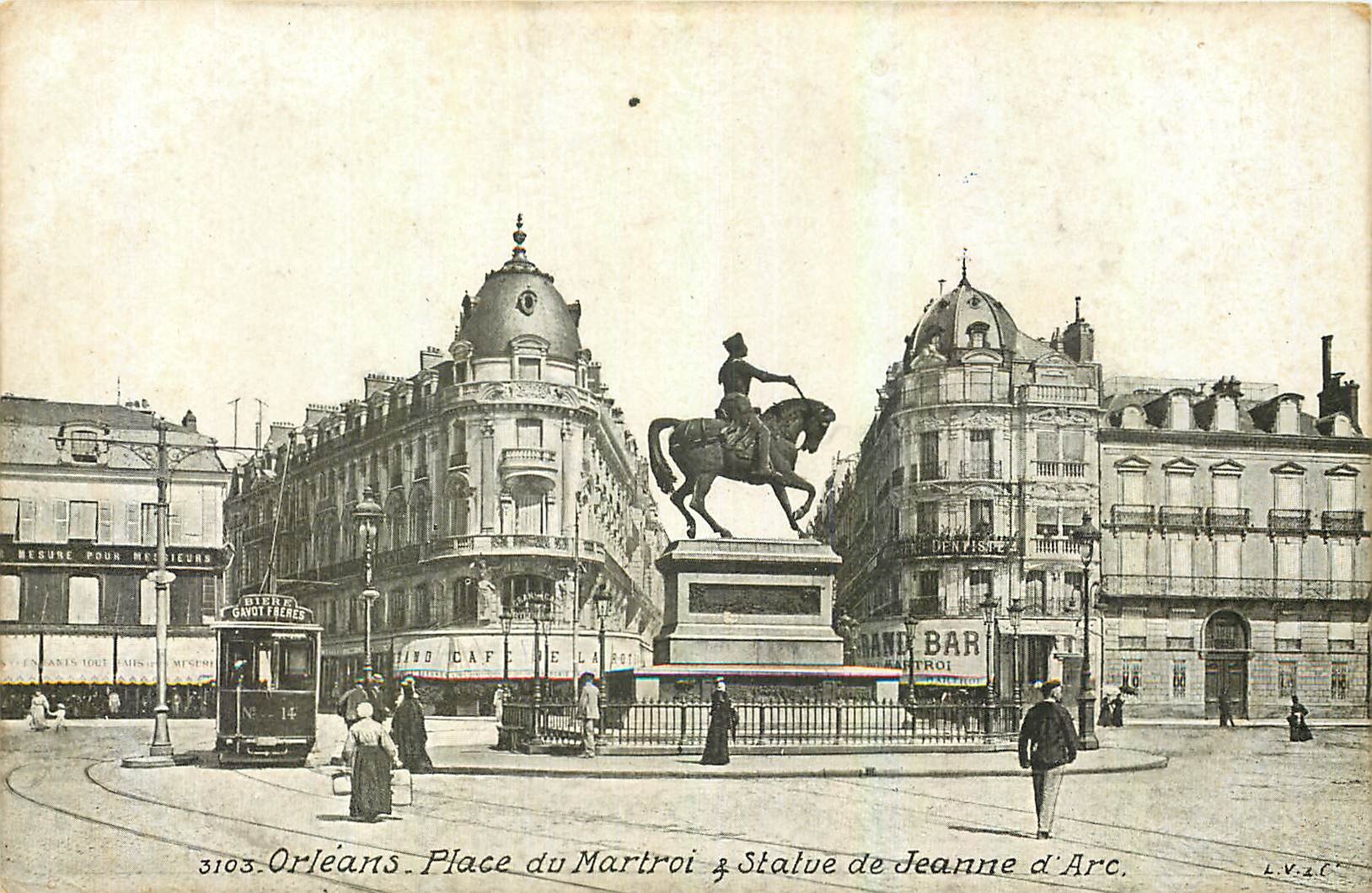 CPA Orleans Place du Martroi Statue de Jeanne d'Arc 