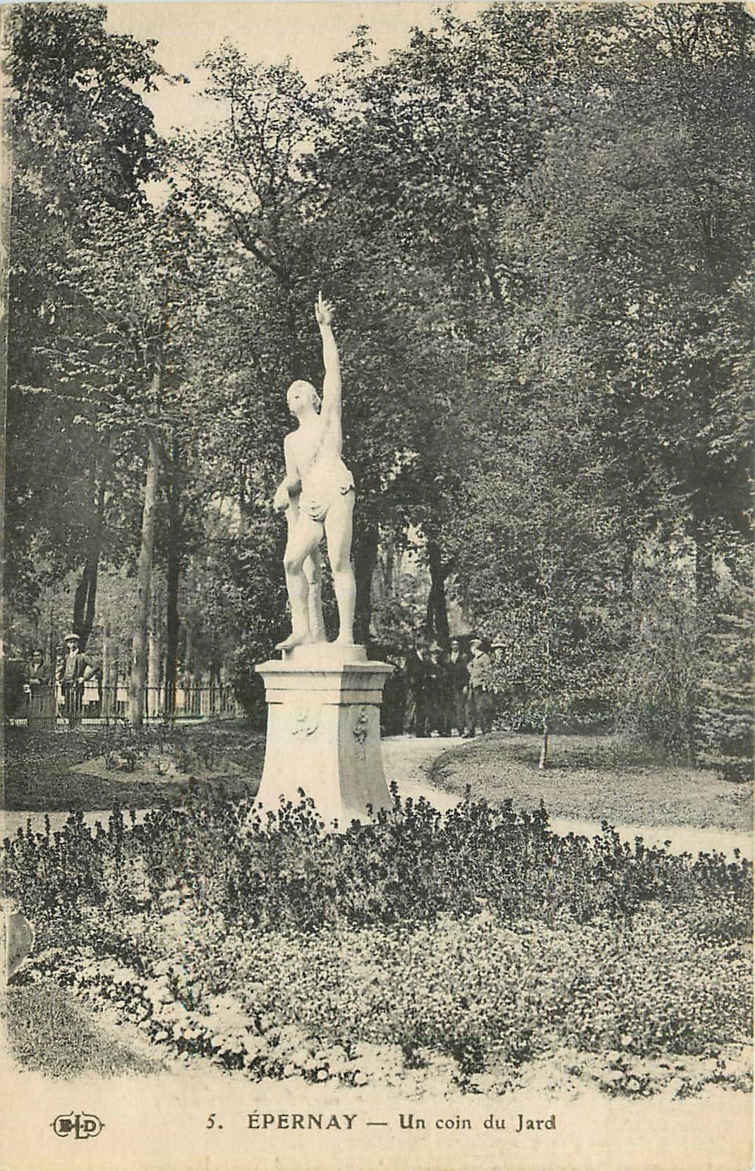 CPA Epernay Un coin du Jard 